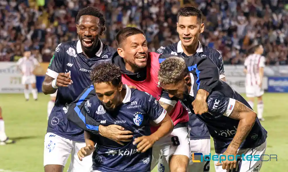 Kennedy Rocha fue clave en Cartaginés tras ingresar de cambio. Le cometieron un penal y marcó un gol. Foto. CSC.