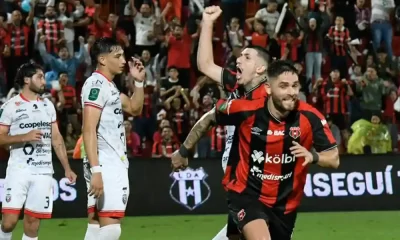 Jonathan Moya llegó desde la banca para darle impulso a Alajuelense. Aquí celebra su gol. Foto: Keydel Romero.