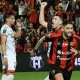 Jonathan Moya llegó desde la banca para darle impulso a Alajuelense. Aquí celebra su gol. Foto: Keydel Romero.