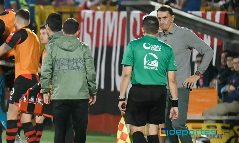 Alexandre Guimaraes se mantuvo muy activo a lo largo del juego entre Alajuelense y Puntarenas. Foto: Keydel Romero.