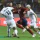 Manfred Ugalde recibió muchas faltas esta noche con la Selección Nacional. Lo metieron a jugar en una posición que no es la suya, lejos del arco. Foto: Keydel Romero.