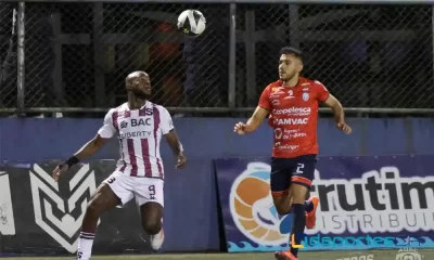 El juego entre San Carlos y Saprissa tuvo poquísimas opciones de gol. Todo se concentró entre las líneas frontales de las áreas. Foto: ADSC.