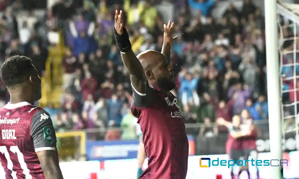 Javon East fue importante en la ofensiva del Saprissa. Aquí, celebra su gol, el primero morado. Foto: Keydel Romero.