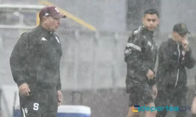 José Giacone, atento al juego en que Saprissa igualó ante Santos. Foto: Keydel Romero.