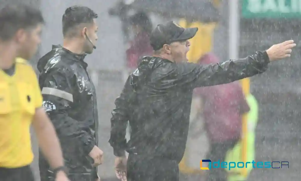 Randall Row no dejó de dar indicaciones a sus jugadores a lo largo del juego del Santos ante Saprissa. Foto: Keydel Romero.