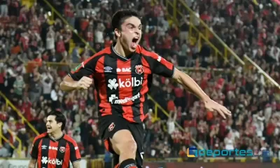 Santiago Van Der Putten celebró en grande su gol. Fue la primera anotación con Alajuelense en campeonato nacional. Foto: Keydel Romero.