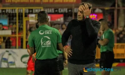 Alexandre Guimaraes, técnico de Liga Deportivo Alajuelense, inquieto durante el desarrollo del juego ante Herediano. Foto: Jimena Soto.