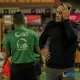 Alexandre Guimaraes, técnico de Liga Deportivo Alajuelense, inquieto durante el desarrollo del juego ante Herediano. Foto: Jimena Soto.