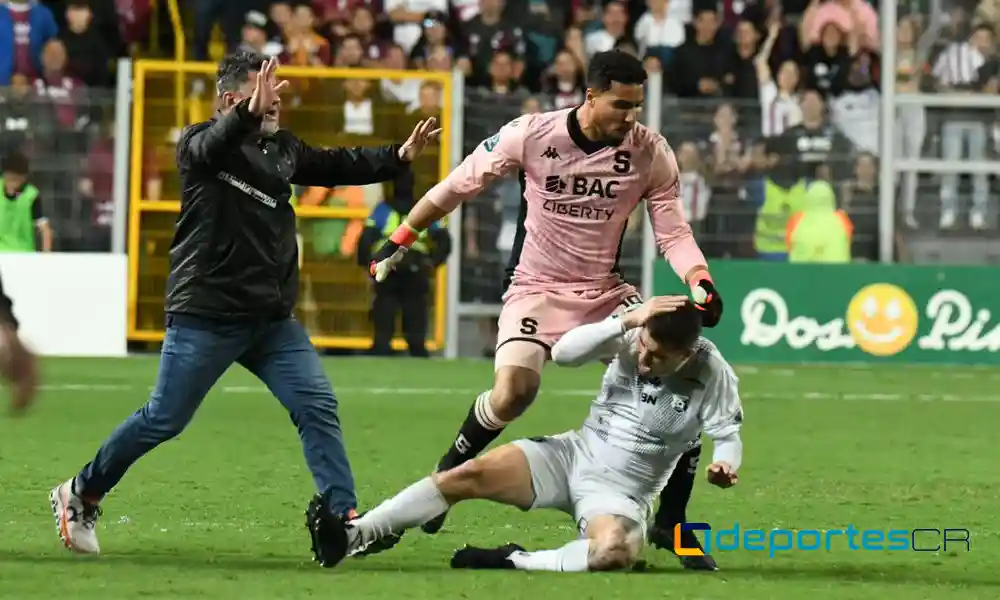 Esteban Alvarado ataca a Fernán Faerron después que este le lanzara un manotazo. Allí empezó un escandaloso pleito entre jugadores de Herediano y Saprissa. Foto: Keydel Romero.