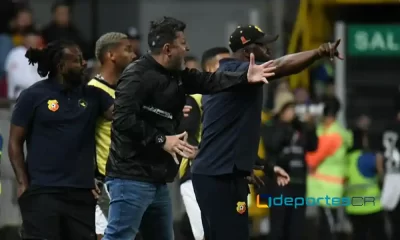 Jafet Soto, técnico del Club Sport Herediano, reclamando una decisión arbitral. Foto: Keydel Romero.