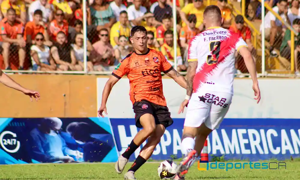 Anthony Hernández marcó el gol para Puntarenas en el empate ante Herediano. Aquí lo marca Fernán Faerron. Foto: PFC.