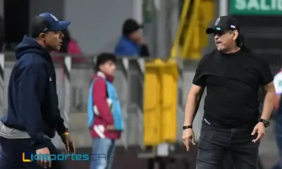 Horacio Esquivel, técnico del Municipal Pérez Zeledón, giró instrucciones continuamente en el juego ante Saprissa. Foto: Keydel Romero.