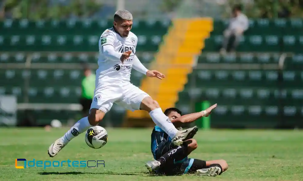 La llegada de Steven Cárdenas al partido en el segundo tiempo, le permitió a Sporting tomar el control. Foto: Prensa / SFC.