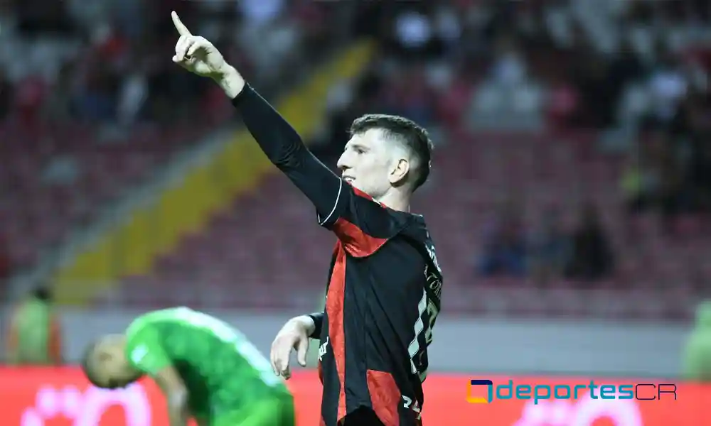 Alberto Toril celebra. Su gol le dio tres puntos a Alajuelense, y lo puso a él al frente de la tabla de anotadores. Foto: Keydel Romero.