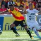 Allan Cruz trata de superar la marca de Youstin Salas, en un tramo del juego entre Herediano y Sporting. Foto: @castafotografía / Unafut.