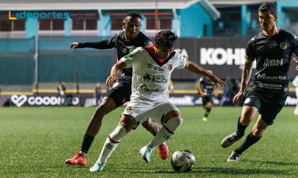 Alajuelense gana en un duelo caliente ante Sporting